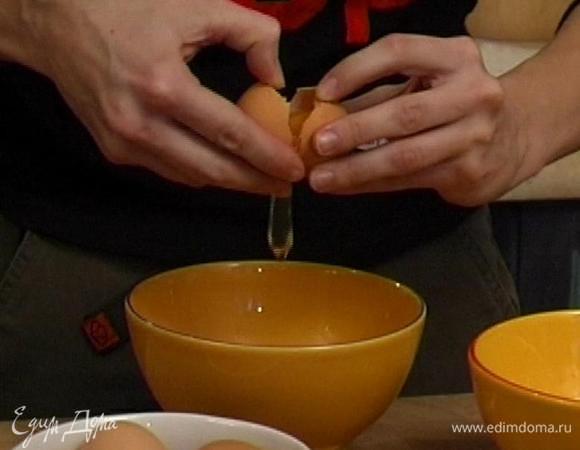 Отделить белки от желтков, белки взбить с сахаром.