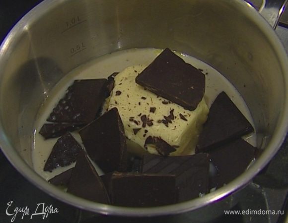 Оставшийся шоколад и сливочное масло выложить в небольшую кастрюлю и растопить на водяной бане.