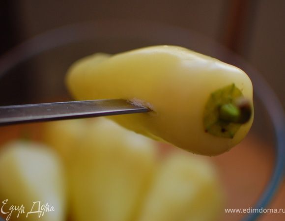 Перчики моем.Кончик ножа опускаем в соль и делаем небольшой  надрез в перце.