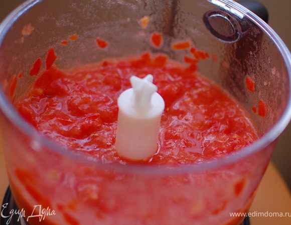 Чистые томаты измельчаем любым удобным для вас 
способом(блендер,масорубка,терка).

