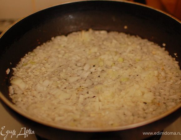 Лук нарезаем кубиками.Разогреваем в сковороде раст.масло и пассируем лук до мягкости,добавляем измельченные томаты и тушим,пока жидкость не испарится.
Приправляем - чеснок через пресс,соль,перец ,сахар и рубленная зелень.Мин 5-7 даем потомится и отключаем.