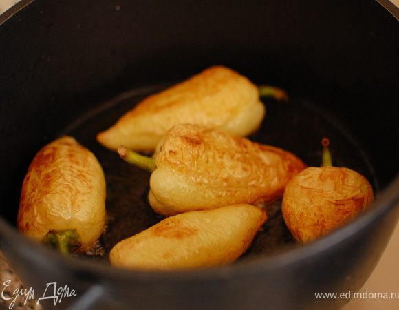 В сотейнике разогреваем  масло. И обжариваем перцы с двух сторон.