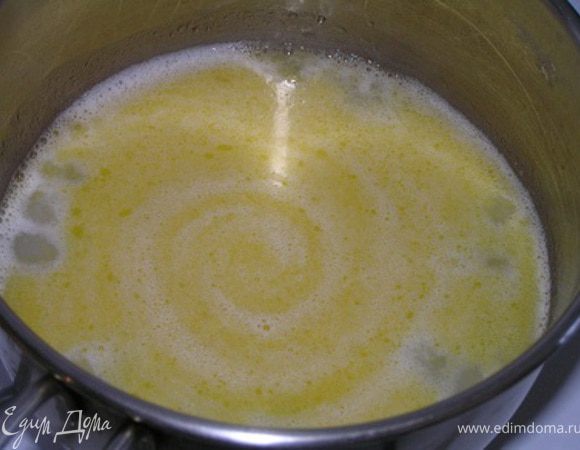 Профитролли приготовить по рецепту http://www.edimdoma.ru/recipes/26307. Кому трудно искать, пишу здесь :) В кастрюльку влить воду и молоко, добавить масло, поставить на огонь и нагревать, пока масло не растает, затем увеличить огонь и быстро вскипятить смесь. 