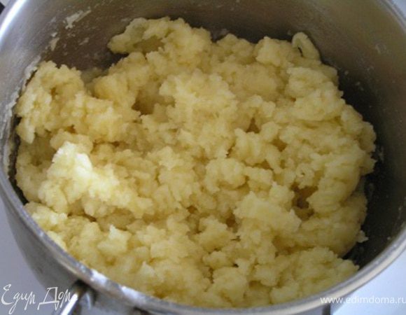 Муку смешать с сахаром и солью, засыпать в кипящую массу, перемешать и снять с огня. Охлаждать 15 минут. Поставить охлажденное тесто на огонь и вымешивать, пока тесто не образует шар.