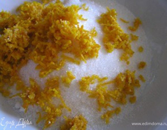 Приготовить крем. В миску насыпать сахар, добавить цедру апельсина.