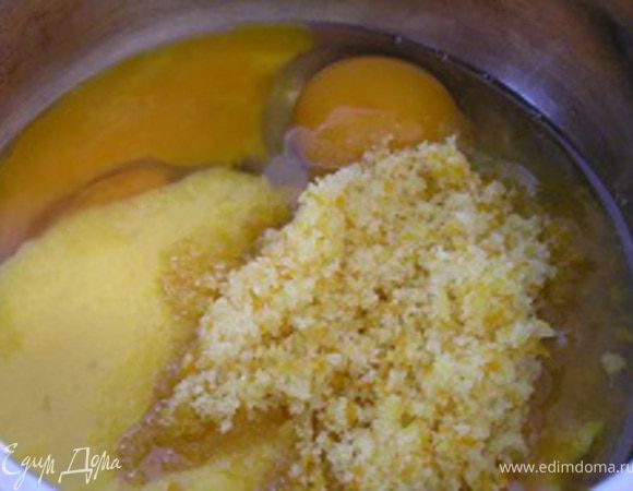 В кастрюльку выложить яйца и апельсиновый сок, добавить апельсиновый сахар.