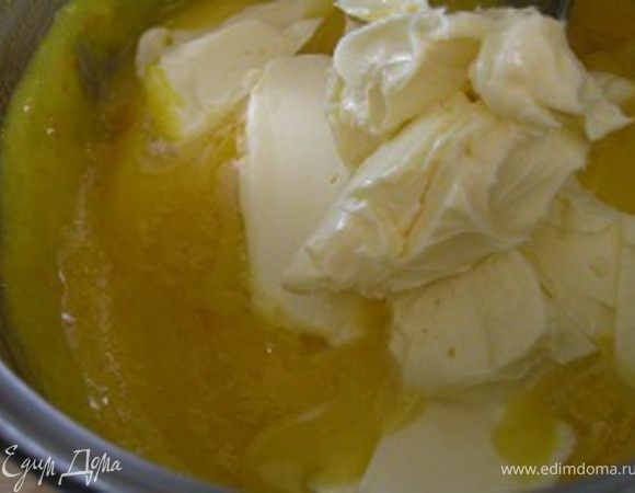 Снять с огня, немного остудить и добавить сливочное масло. Вылить крем в блендер, взбивать минут 10. Затем выложить в контейнер и убрать в холодильник на несколько часов (лучше на ночь).