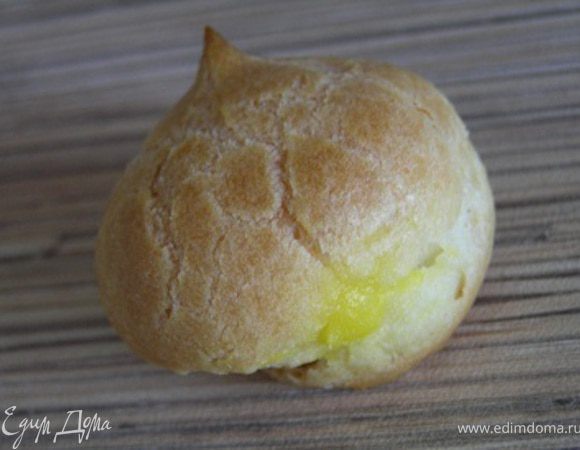 В профитролях сделать небольшой надрез и наполнить их кремом с помощью кулинарного шприца. 