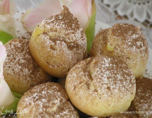 Перед подачей посыпасть профитроли сахарной пудрой, а сверху какао.