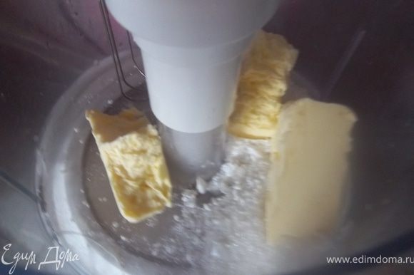 Масло взбить с сахаром до состояния белого крема, ввести по одному яйца