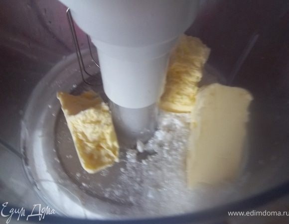 Масло взбить с сахаром до состояния белого крема, ввести по одному яйца