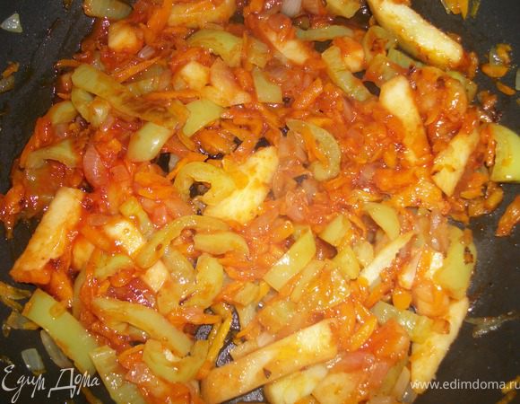 Делаю зажарку: Натираю на крупной терке морковь, режу соломкой яблоко и сладкий перец, лук кубиками, жарю на разогретой сковородке,через 3 минуты добавляю томатный соус и еще минут 5 тушу на медленном огне.