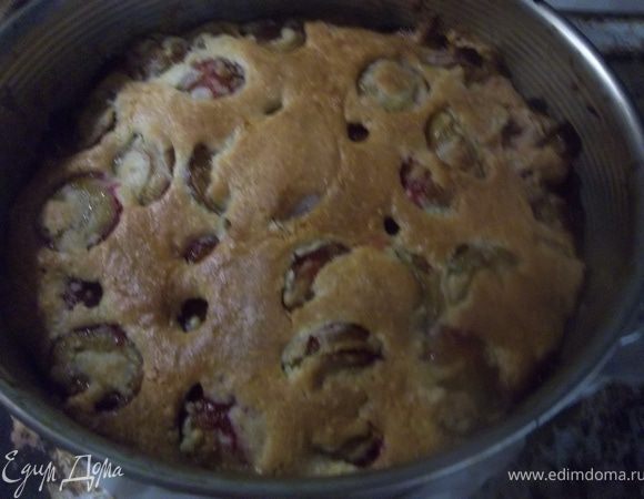 Смазать форму сливочным маслом, выложить в нее тесто. Выпекать в разогретой духовке 45 минут.