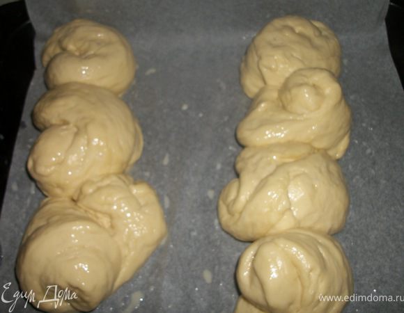 Все ингредиенты ложу в хлебопечку и ставлю на тесто. Когда тесто готово выкладываю на стол немного вымешиваю и формирую булочки.  