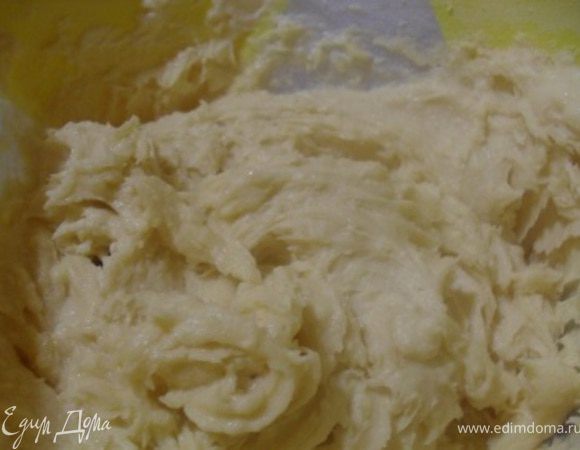 Сливочное масло(маргарин), яйца и сахар взбить.После добавить муку и соду, еще раз взбить.