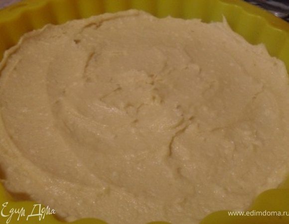 Форму смазать маслом, вылить 1/2 часть теста.Выпечь при 190*С примерно 10 минут.