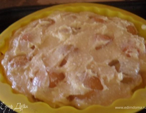 Поверх абрикосов уложить 2 часть теста.Выпечь пирог в духовке около 20-30 минут.