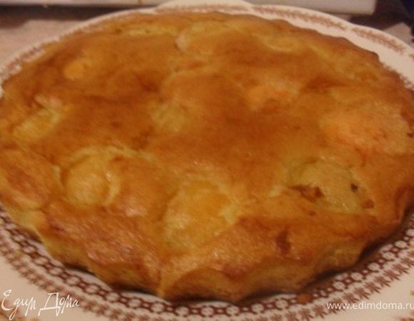 Готовый пирог слегка остудить, вынуть из формы и посыпать сахарной пудрой.