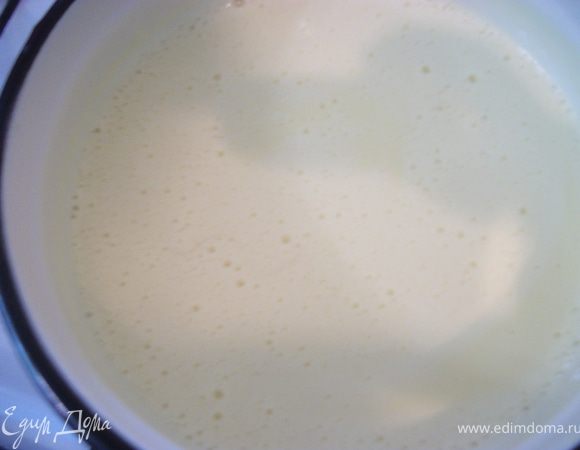 2-й слой Молоко довожу до кипения,всыпаю 100 гр. сахара,а остальной взбиваю с желтками и вливаю в молоко.Варю на медленном  огне, постоянно помешивая, и не доводя до кипения.