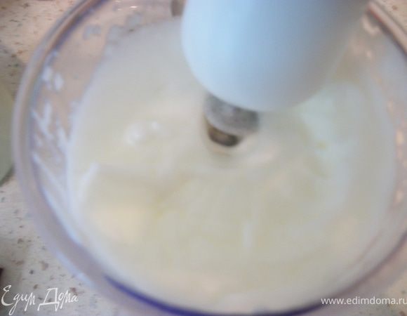 Сметану взбиваю с сахаром и какао  тщательно перемешиваю с охлажденной молочно- желтковой смесью. Можно добавить фрукты по желанию.