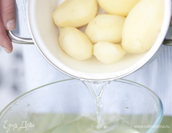 Картофель почистить и отварить, воду слить и сохранить.