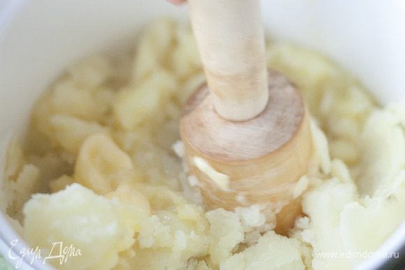 Добавить к картофелю сливочное масло, соль, немного картофельного отвара и приготовить пюре.