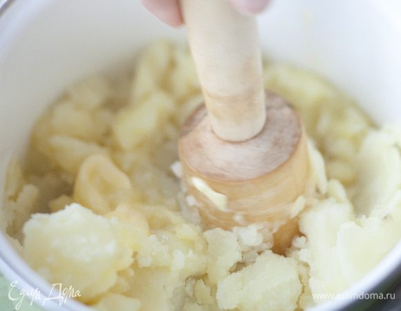 Добавить к картофелю сливочное масло, соль, немного картофельного отвара и приготовить пюре.