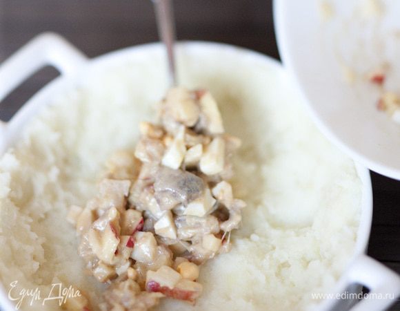 Выложить часть пюре на дно и вдоль стенок глубокой жароупорной посуды, затем начинку-форшмак, сверху еще слой пюре.