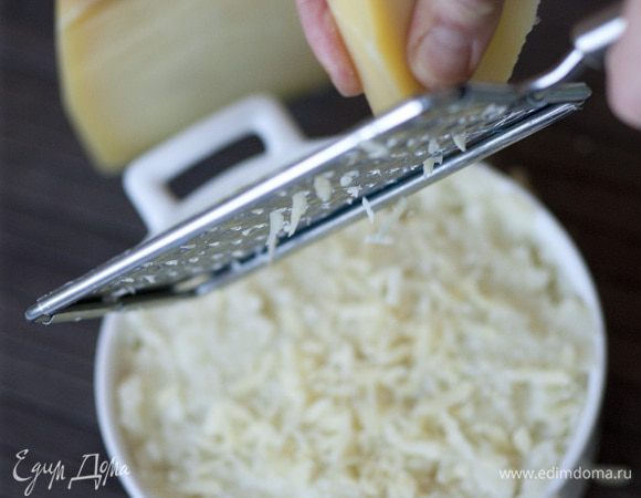 Посыпать крупно натертым сыром и поставить в разогретую духовку на 30 минут.