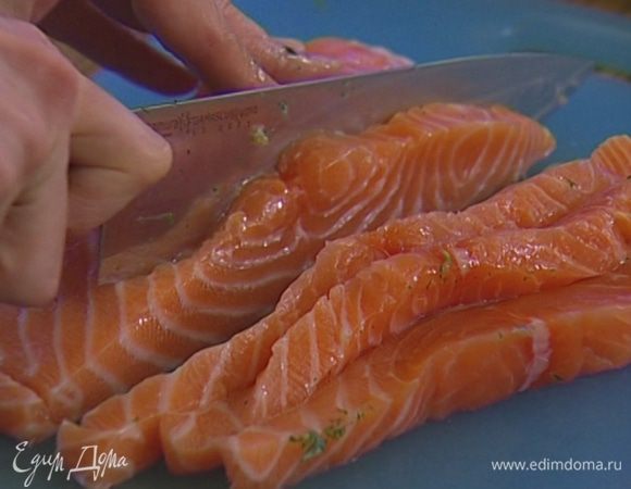 Cемгу нарезать тонкими полосками.