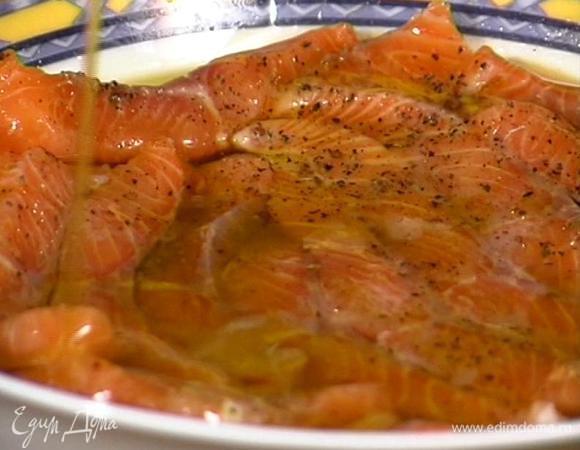 Опускать семгу в маринад и выкладывать в глубокую посуду слоями. Добавить оставшийся маринад и поставить в холодильник на 2 часа.