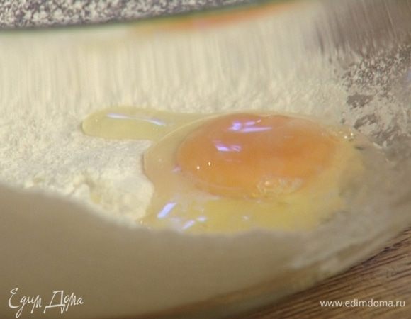 Смешать молоко и 100 мл воды, ввести муку и яйцо, замесить тесто. Добавить щепотку соли, сахара, растительное масло и все еще раз вымешать.