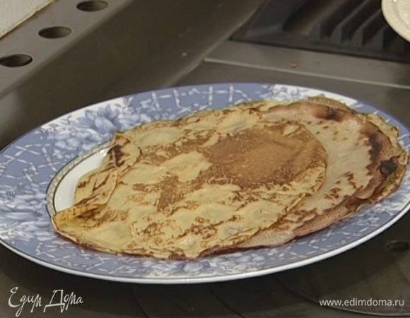 Прокалить сковородку с солью и выпекать блины.