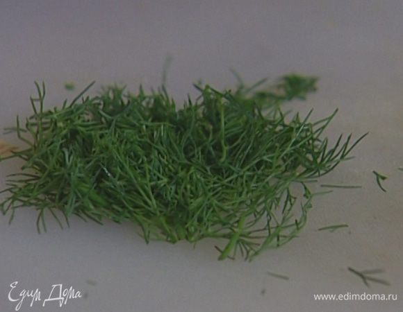 Укроп мелко порубить.