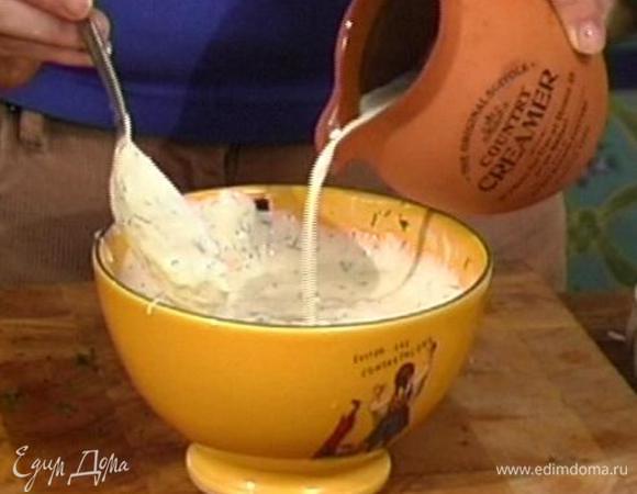 Приготовить соус, соединив сметану, хрен, укроп, щепотку соли и перца.