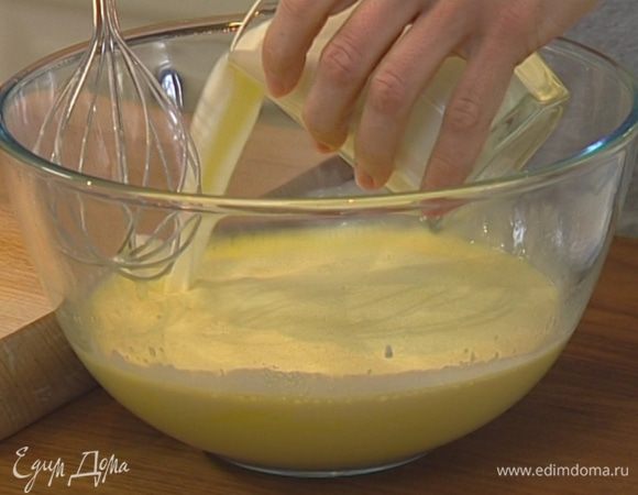 Яйца взбить с молоком, посолить и перемешать. 