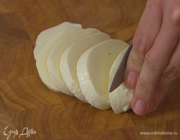 Моцареллу нарезать кружками.