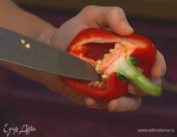 У сладкого перца удалить плодоножку с семенами, красный нарезать мелко, а желтый и зеленый — кольцами.