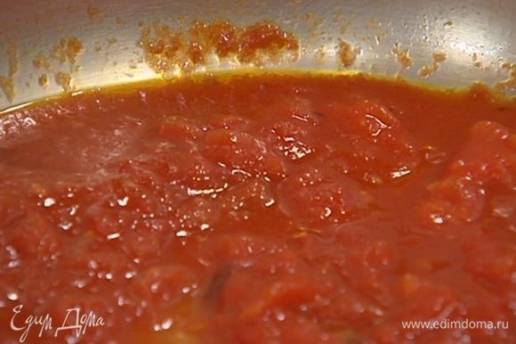 Добавить помидоры и нарезанный красный перец, посолить и поперчить. Тушить до консистенции соуса.