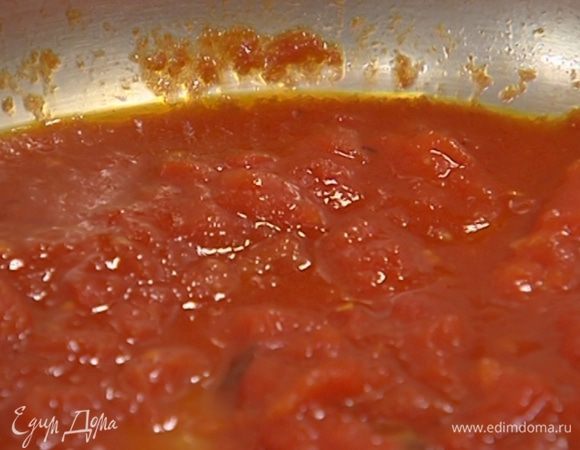Добавить помидоры и нарезанный красный перец, посолить и поперчить. Тушить до консистенции соуса.