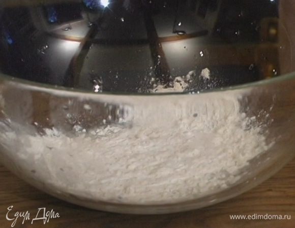 Приготовить кляр, перемешав газированную воду, белок и муку.