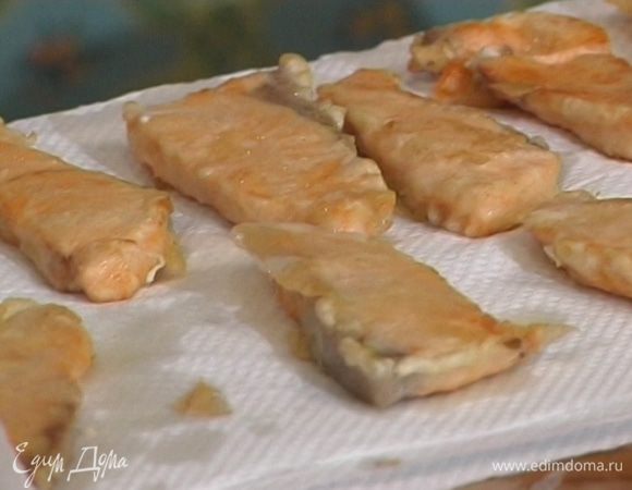 Обмакнуть семгу в кляр и обжарить с обеих сторон на оливковом масле.