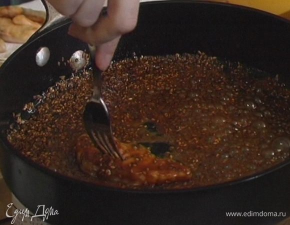 Приготовить соус: в маленькой сковороде растопить сливочное масло, добавить соевый соус, кунжутное семя, мед, сок апельсина, все перемешать.