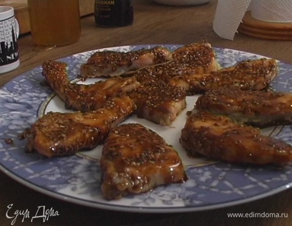 Обмакнуть рыбные пальчики каждой стороной в соус и подавать.