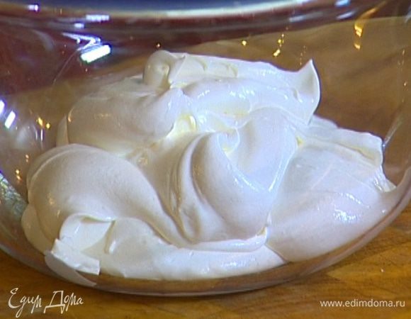 Сливки взбить и поставить на некоторое время в холодильник.