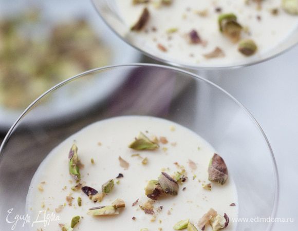 Соединить йогурт со сливками, разложить в красивые формы и поставить в холодильник на 2 часа. Застывший десерт украсить фисташками.