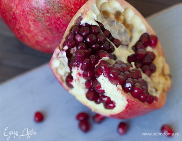 Из гранатов выжать сок (немного зерен оставить).