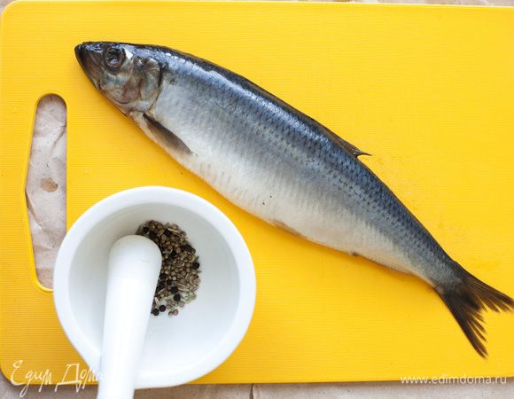 Измельчить в ступке черный перец, кориандр и тмин.