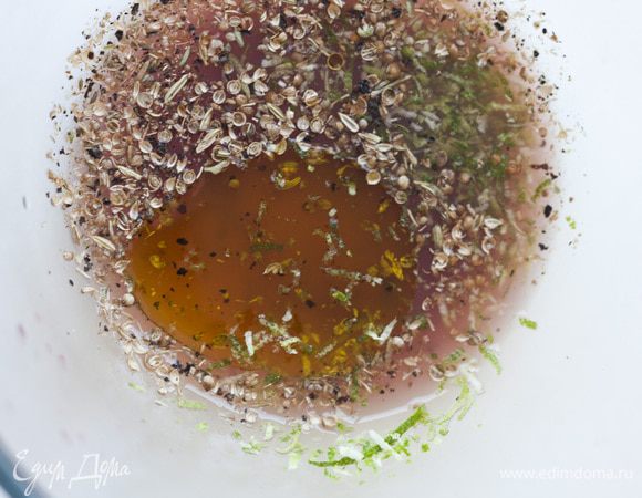 Сделать заправку, соединив гранатовый сок, текилу, оливковое масло, сок и цедру лаймов и растертые в ступке специи.