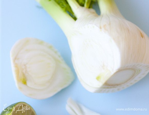 Фенхель тонко нарезать.